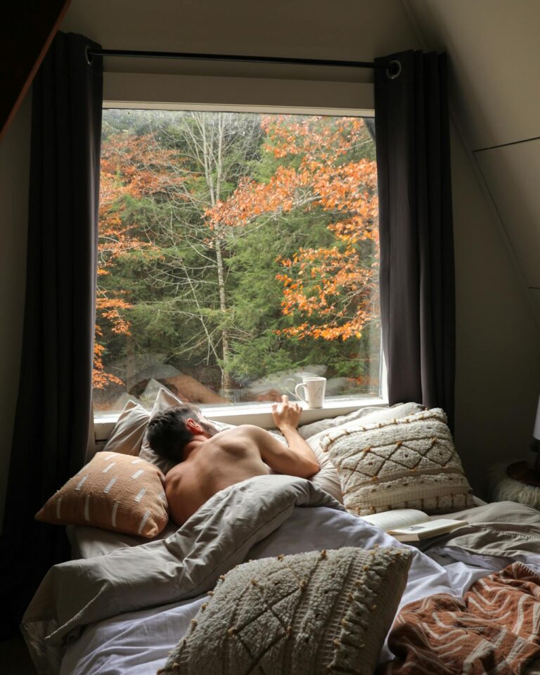 homme dans un lit, blogue sur la masturbation en sexologie